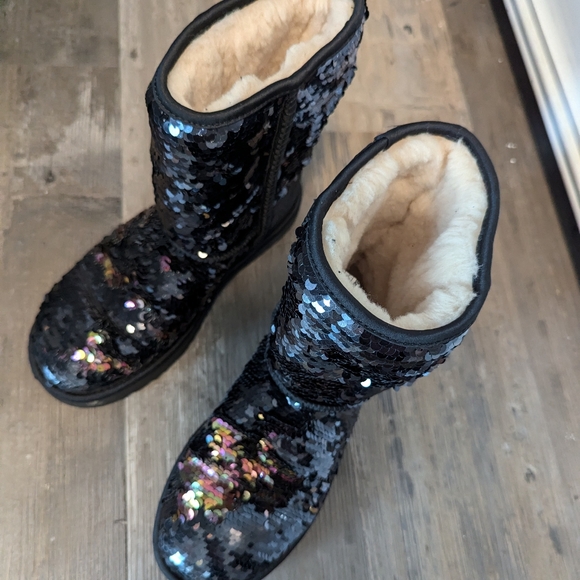 UGG, Black Classic Short Sequin, verified on style 11/18. Size 8 - Picture 2 of 6